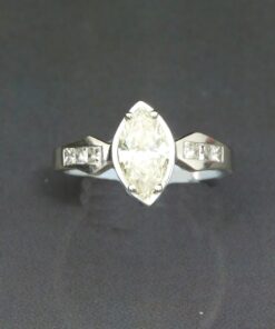Sortija con brillante central Marquise 1,05 Ctes con brillantes de talla Princesa en los laterales