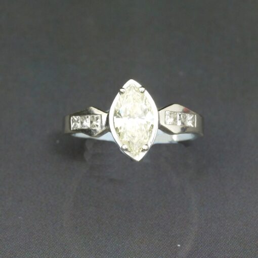 Sortija con brillante central Marquise 1,05 Ctes con brillantes de talla Princesa en los laterales