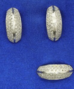 Juego de pendientes y sortija cuajados de brillantes. Montados en oro blanco de 18 Ktes.