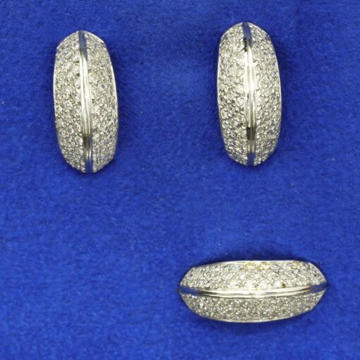Juego de pendientes y sortija cuajados de brillantes. Montados en oro blanco de 18 Ktes.