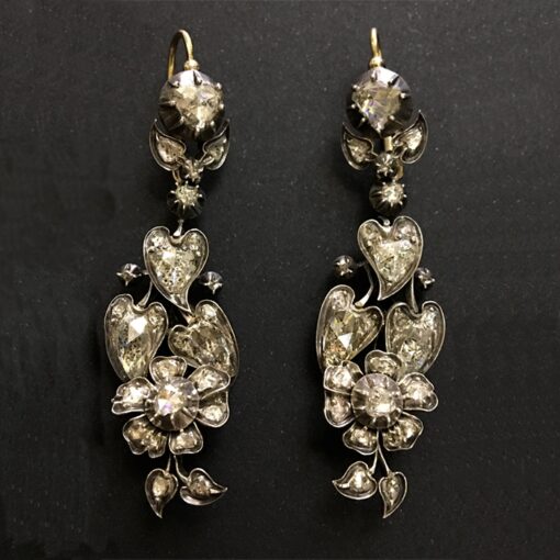 Pendientes largos De Época Isabelina, con diamantes, montados en oro de ley.