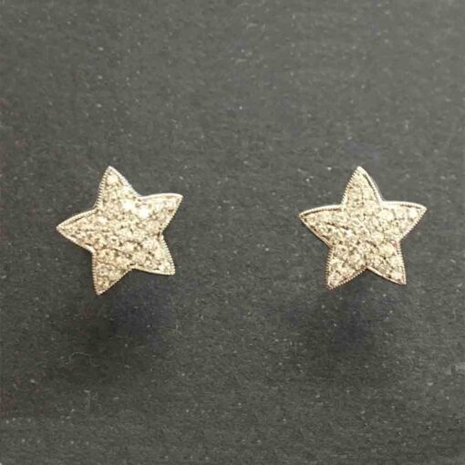 Pendientes de estrella cuajados de brillantes en pave, montados en oro blanco de 18 ktes.