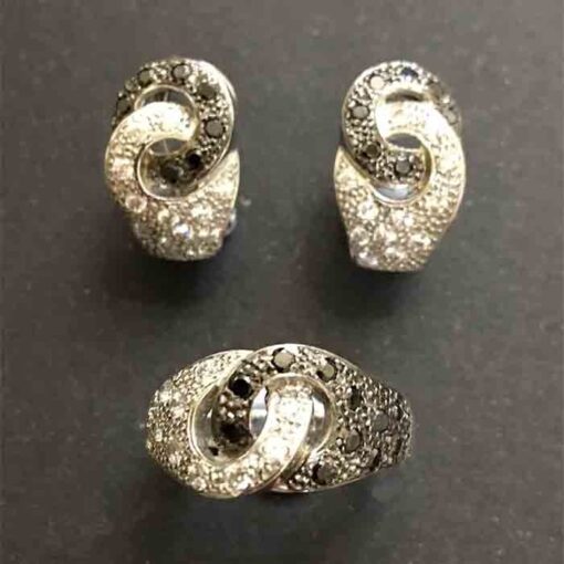 Juego pendientes y sortija con circonitas negras y blancas, montado en oro blanco 18 ktes.