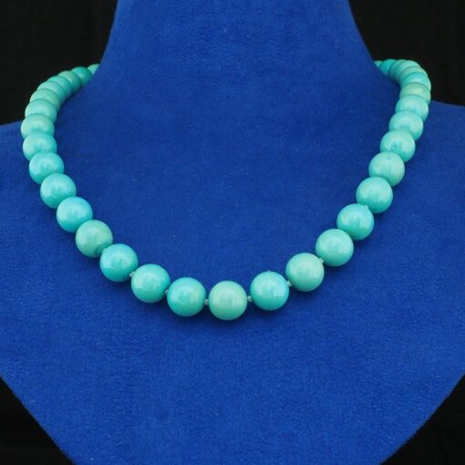 Collar de turquesas finas con broche en oro blanco