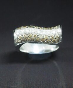 Sortija con brillantes brown de 1,00 Cts y blancos de 0,15 Cts. Montada en oro blanco de 18 Kts.
