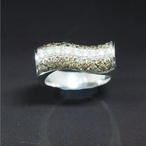 Sortija con brillantes brown de 1,00 Cts y blancos de 0,15 Cts. Montada en oro blanco de 18 Kts.