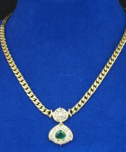Gargantilla centro con esmeralda colombiana y brillantes. Montada en oro de 18 Ktes.