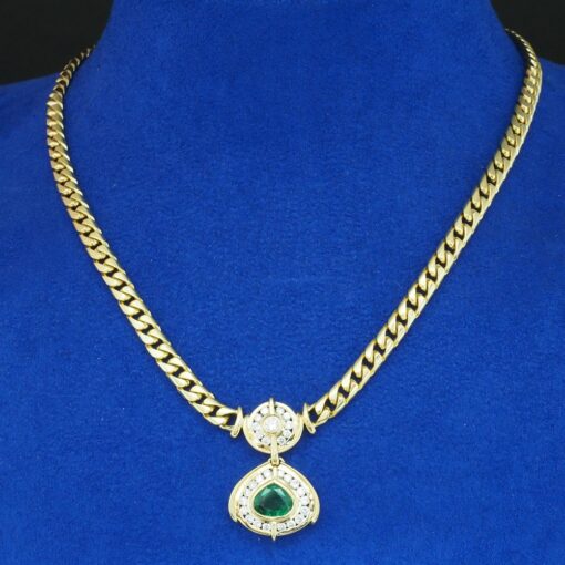 Gargantilla centro con esmeralda colombiana y brillantes. Montada en oro de 18 Ktes.