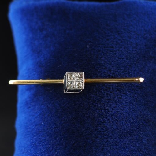 Broche Art Decó con brillantes y zafiros sintéticos. Montado en oro de 18 Ktes.
