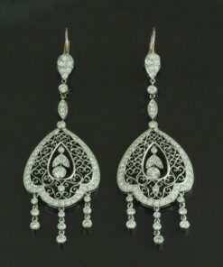 Pendientes largos Art-Decó con brillantes. Montados en oro blanco de 18 Ktes.