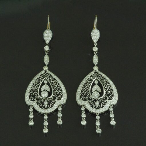 Pendientes largos Art-Decó con brillantes. Montados en oro blanco de 18 Ktes.