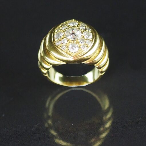 Sortija cuajada de diamantes. Montada en oro de 18 Ktes.