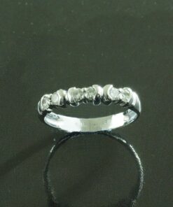 Sortija tipo cintillo con brillantes. Montada en oro blanco de 18 Ktes.