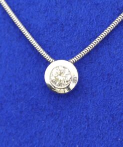 Colgante con brillante de 0,45 y cadena. Montados en oro blanco de 18 Ktes.