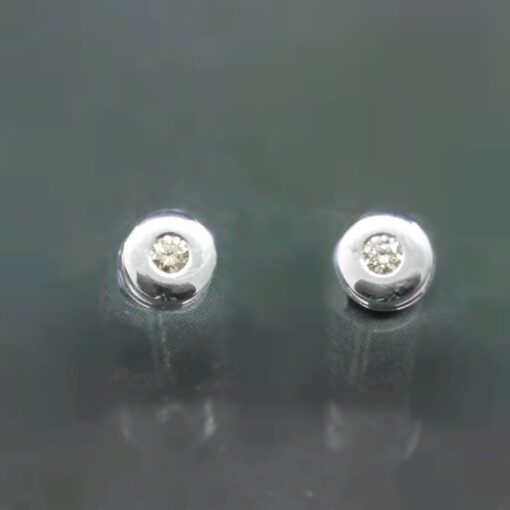 Pendientes solitarios de brillantes. Montados en oro blanco de 18 Ktes.