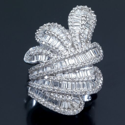 Sortija cuajada de brillantes talla baguette