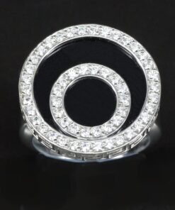Sortija con piedra de onix y circonitas. Montada en oro blanco de 18 Ktes.