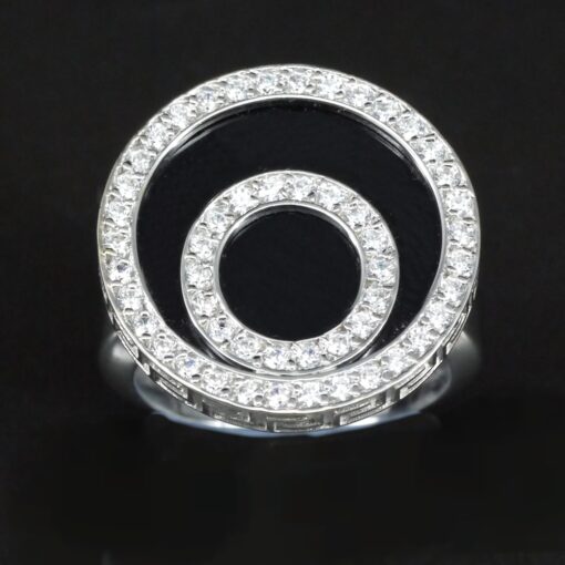 Sortija con piedra de onix y circonitas. Montada en oro blanco de 18 Ktes.