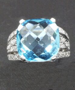 Sortija con topacio azul y brillantes 0,35 cts. Montada en oro blanco de 18 Kts.