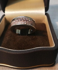 Sortija con diamantes rosas 0,90 cts. montada en oro blanco de ley 18 kts.