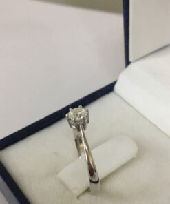 Alternative view of Sortija de pedida o compromiso 0,30 cts. Montada en oro blanco de ley 18kts.