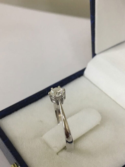 Sortija de pedida o compromiso 0,30 cts. Montada en oro blanco de ley 18kts. - Imagen 2