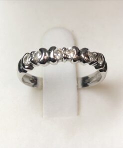 Media alianza con 0'24 cts de brillantes y motivos en forma de lunas en oro blanco de ley 18 kts.