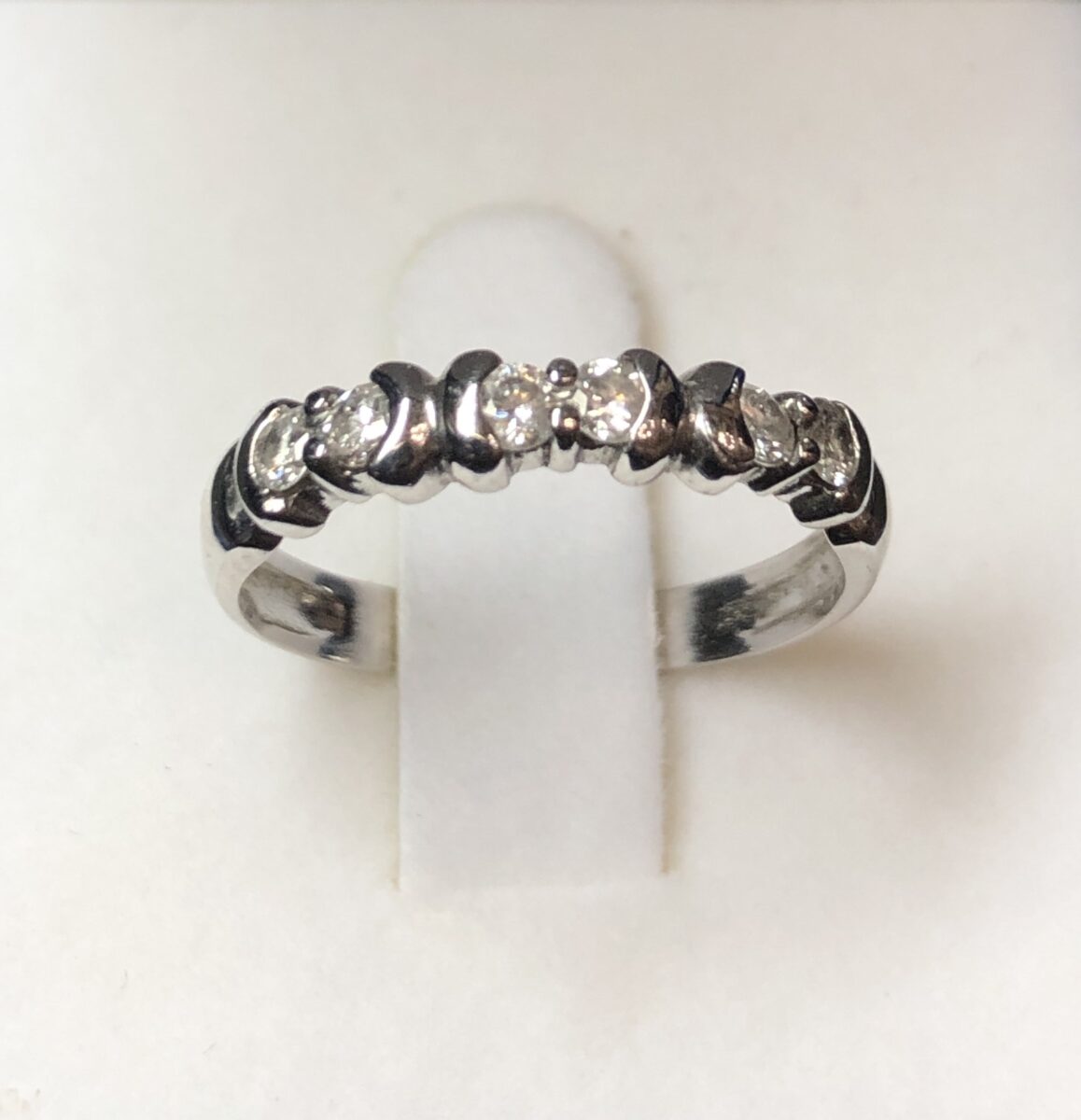 Media alianza con 0'24 cts de brillantes y motivos en forma de lunas en oro blanco de ley 18 kts.