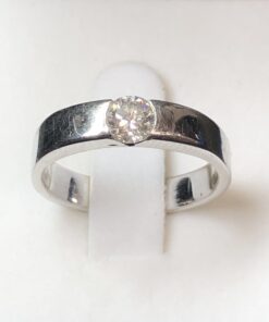 Solitario de pedida con brillante de 0'50 cts engastado a la rusa en oro blanco de ley 18 kts.