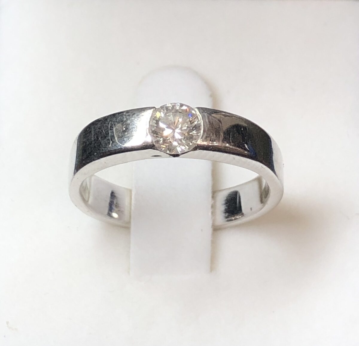 Solitario de pedida con brillante de 0'50 cts engastado a la rusa en oro blanco de ley 18 kts.