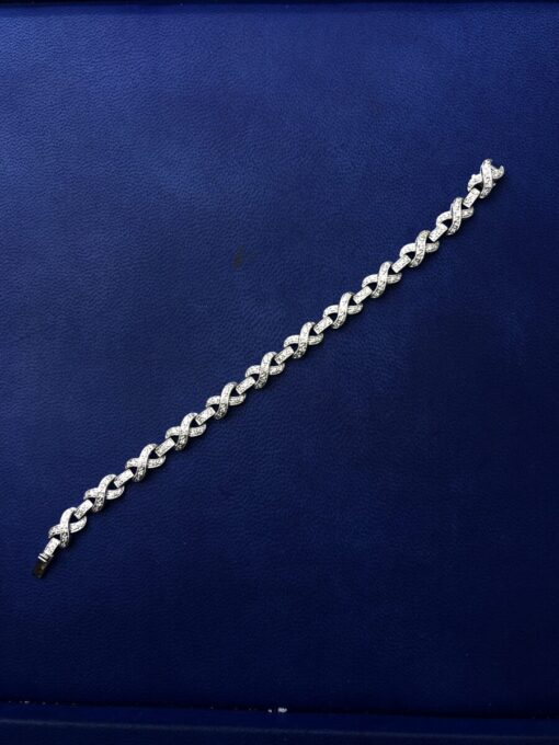 Pulsera con brillantes forma trenza montado en oro blanco de ley 18kts
