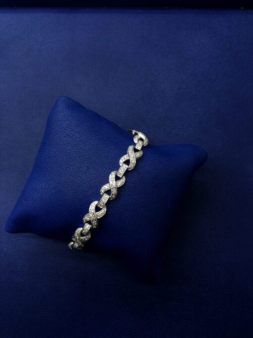 Pulsera con brillantes forma trenza montado en oro blanco de ley 18kts - Imagen 2
