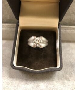 Solitario caballero con brillante