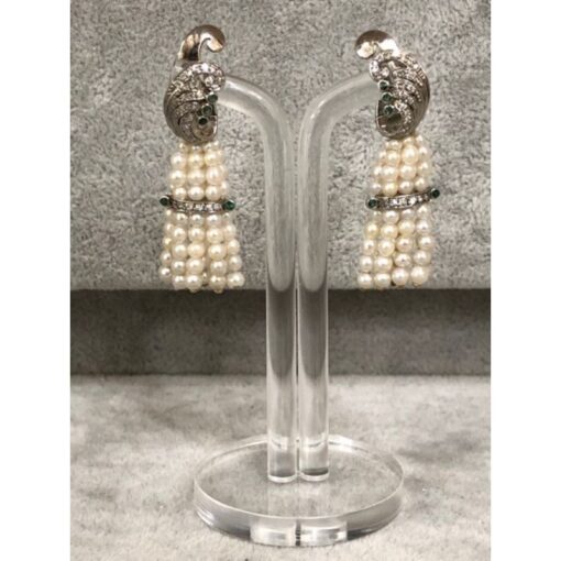 Pendientes largos con perlas aljófares brillantes y esmeraldas