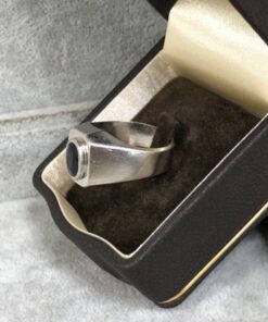 Alternative view of Sortija de caballero con Zafiro