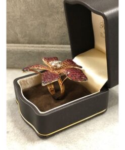 Alternative view of Sortija en forma de flor con Zafiros