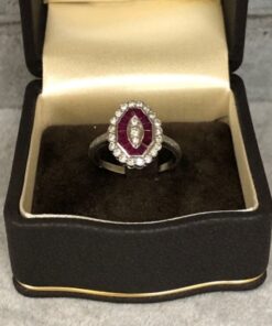 Sortija tipo lanzadera con brillantes y rubíes