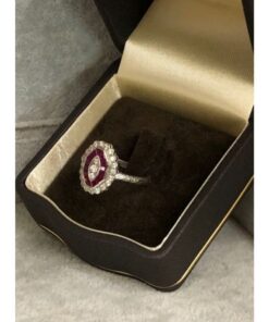 Alternative view of Sortija tipo lanzadera con brillantes y rubíes