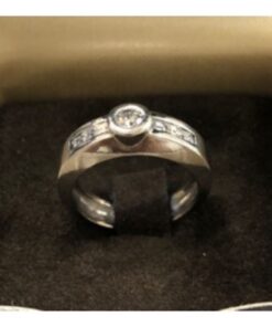 Sortija realizada en oro blanco de ley 18 kts