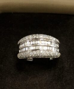 Sortija tipo cintillo con tres filas de brillantes