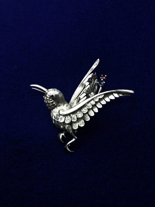 Broche pájaro con brillantes montado en oro blanco  de ley 18kts