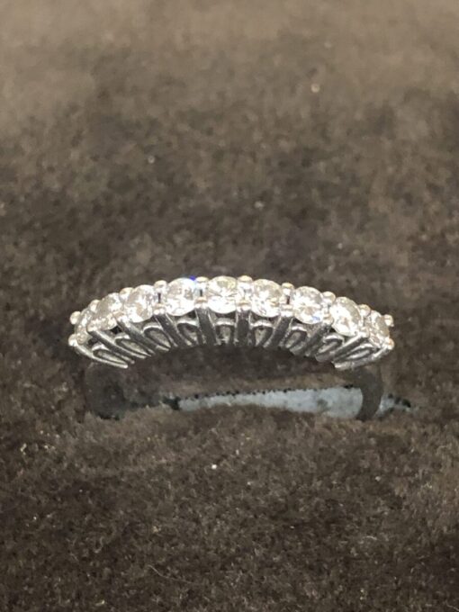 Sortija modelo cintillo con 9 brillantes oro blanco 18 Ktes.