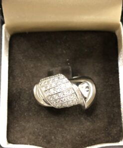 Sortija cuajada de brillantes con 1 ct. en total, montada en oro blanco de ley 18 ktes.