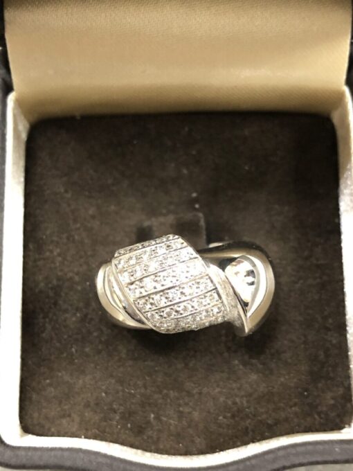 Sortija cuajada de brillantes con 1 ct. en total, montada en oro blanco de ley 18 ktes.