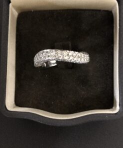 Sortija cuajada de brillantes con un total de 3ctes. montada en oro blanco 18 ktes.