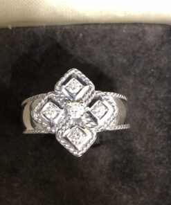 Sortija con rosetón de brillantes 0,30 ctes. montado en oro blanco 18 Ktes.