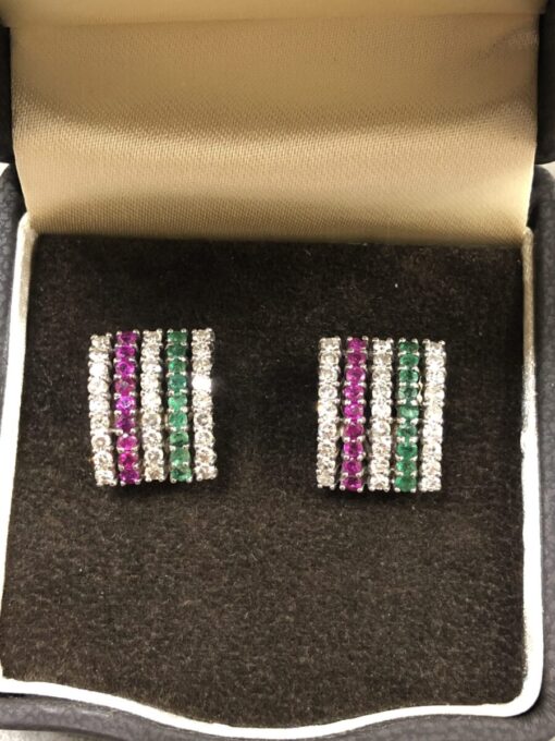 Pendientes con rubíes, esmeraldas, y brillantes oro blanco de 18 ktes.