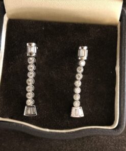Pendientes largos con brillantes talla baguette y redondos 1,10 cts aprox. montados en oro blanco 18 Kts.