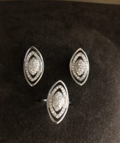 Juego pendientes y sortija lanzadera con brillantes montado en oro blanco 18 ktes.