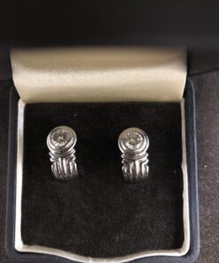 Pendientes solitarios de brillantes 1,60 cts aproximadamente montados en oro blanco de ley de 18 ktes.